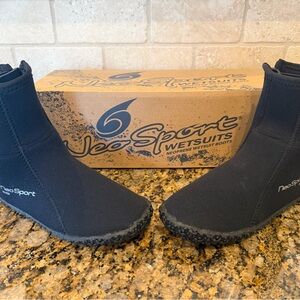 NeoSport Black Neoprene Wetsuit Kids 5mm Boots NIB